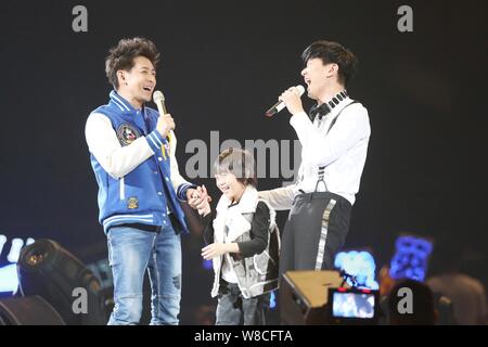 (Von links) Taiwanese Sänger, Schauspieler und Racer Jimmy Lin, sein Sohn Kimi und Singapurischen Sänger JJ Lin reagieren im Taipei Konzert von JJ's 'JJ Timeline: Stockfoto