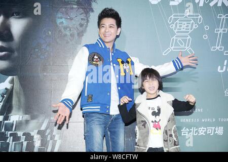 Taiwanesische Sängerin, Schauspielerin und Racer Jimmy Lin, Links, und sein Sohn Kimi darstellen, da sie für die Taipei Konzert des singapurischen Sänger JJ Lin's 'JJ Zeit ankommen Stockfoto