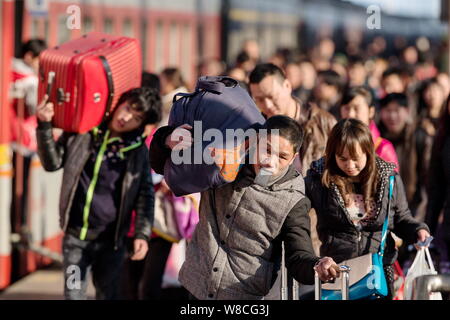 Eine Masse von Fluggästen an Bord der Züge, wie Sie auf Ihrem Weg nach Hause für die bevorstehende chinesische Mondjahr oder Spring Festival sind an der Nanjin Stockfoto