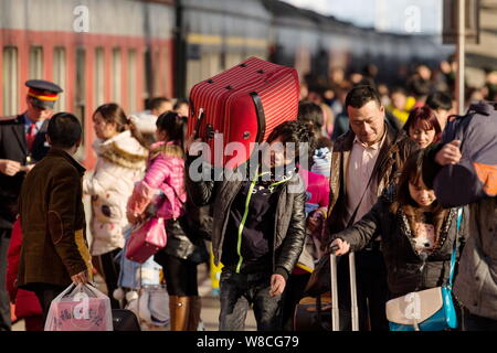 Eine Masse von Fluggästen an Bord der Züge, wie Sie auf Ihrem Weg nach Hause für die bevorstehende chinesische Mondjahr oder Spring Festival sind an der Nanjin Stockfoto