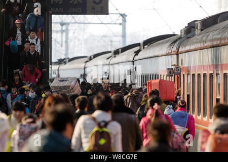 Eine Masse von Fluggästen an Bord der Züge, wie Sie auf Ihrem Weg nach Hause für die bevorstehende chinesische Mondjahr oder Spring Festival sind an der Nanjin Stockfoto