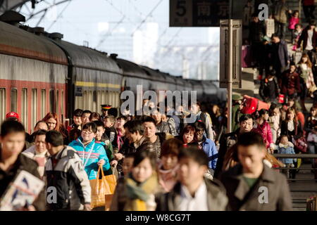 Eine Masse von Fluggästen an Bord der Züge, wie Sie auf Ihrem Weg nach Hause für die bevorstehende chinesische Mondjahr oder Spring Festival sind an der Nanjin Stockfoto