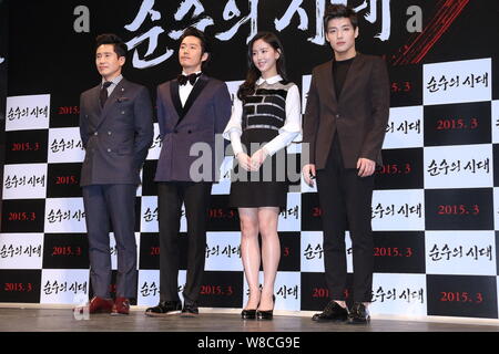 (Von links) Koreanische Schauspieler Shin Ha-kyun und Jang Hyuk, Schauspielerin Kang Han-na und Schauspieler Kang Ha-neul während einer Pressekonferenz für Ihren neuen Mo darstellen Stockfoto