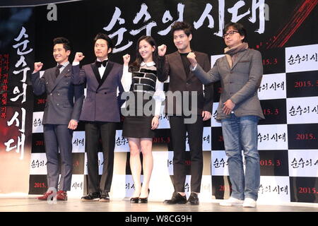 (Von links) Koreanische Schauspieler Kang Ha-neul, Jang Hyuk und Shin Ha-kyun, Schauspielerin Kang Han-na und Regisseur Ahn Sang-hoon Pose während einer Presse Konferen Stockfoto