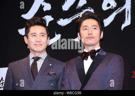 Koreanische Schauspieler Shin Ha-kyun, Links, und Jang Hyuk stellen während einer Pressekonferenz für ihren neuen Film "Reich der Lust" in Seoul, Südkorea, 3 Feb. Stockfoto