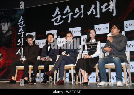 (Von links) Koreanische Schauspieler Kang Ha-neul, Jang Hyuk und Shin Ha-kyun, Schauspielerin Kang Han-na und Regisseur Ahn Sang-hoon eine Pressekonferenz für die Teilnahme Stockfoto