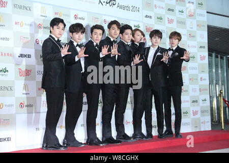 Mitglieder der Koreanischen pop Gruppe Super Junior posieren auf dem roten Teppich für die 4 Gaon Diagramm K-Pop Auszeichnungen in Seoul, Südkorea, 28. Januar 2015. Stockfoto