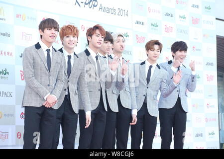 Mitglieder der Koreanischen pop Gruppe Bangtan Jungen posieren auf dem roten Teppich für die 4 Gaon Diagramm K-Pop Auszeichnungen in Seoul, Südkorea, 28. Januar 2015. Stockfoto