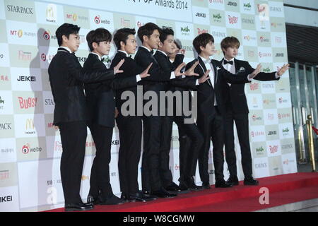 Mitglieder der Koreanischen pop Gruppe Super Junior posieren auf dem roten Teppich für die 4 Gaon Diagramm K-Pop Auszeichnungen in Seoul, Südkorea, 28. Januar 2015. Stockfoto