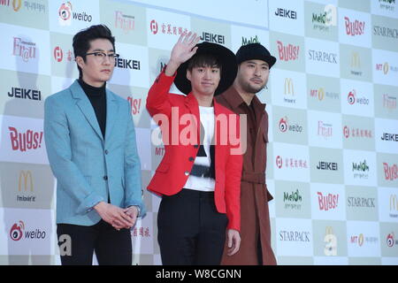 Mitglieder der Koreanischen pop Gruppe Epik High posieren auf dem roten Teppich für die 4 Gaon Diagramm K-Pop Auszeichnungen in Seoul, Südkorea, 28. Januar 2015. Stockfoto