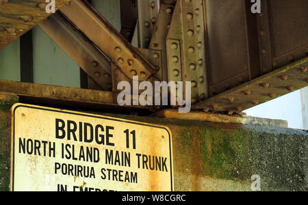 Unter einer Eisenbahnbrücke am Takapu Rd Station, Tawa, NZ Stockfoto