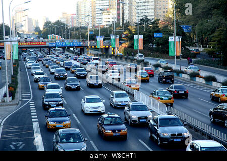 ---- Fahrzeuge langsam im Stau auf einer Straße in Peking, China, 13. November 2014. Neben der Verschmutzung und Verkehrsüberlastung, der Stadt. Stockfoto