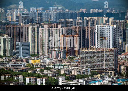 --FILE -- Darstellung von Clustern von wohnhochhäuser in Shenzhen, der südchinesischen Provinz Guangdong, 21. August 2014. Obwohl Shenzhen wa Stockfoto