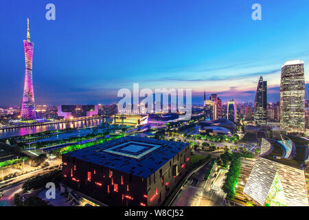 ------ Nacht Blick auf die Canton Tower, am höchsten, Guangdong Museum, Front, und andere Wolkenkratzer und Hochhäuser in Guangzhou City, South China Stockfoto