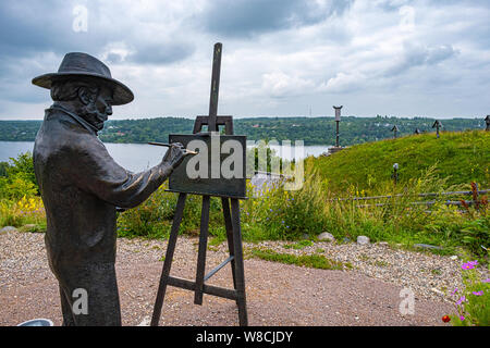 Denkmal für russische Künstler Lewitan Isaak Lewitan auf dem Berg im Sommer in Plyos, Russland. Stockfoto