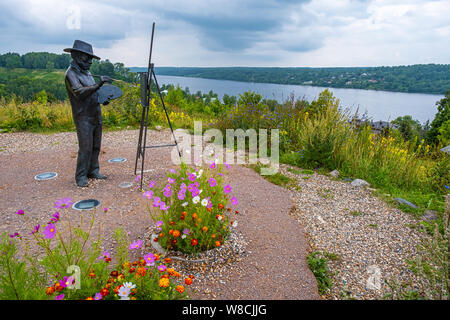 Denkmal für russische Künstler Lewitan Isaak Lewitan auf dem Berg im Sommer in Plyos, Russland. Stockfoto