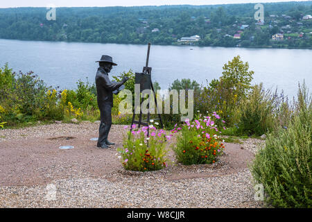 Denkmal für russische Künstler Lewitan Isaak Lewitan auf dem Berg im Sommer in Plyos, Russland. Stockfoto