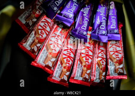 Bangi, Malaysia - 8. August 2019: Ferrero Rocher, Pralinen und Blumen in süßen Blumenstrauß als Geschenk für Feierlichkeiten Hochzeit, Geburtstag, Mutter Stockfoto