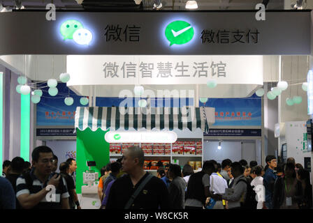 ---- Leute besuchen Sie den Stand von Mobile Messaging App Weixin oder WeChat, Tencent während einer Ausstellung in Peking, China, 13. Mai 2015. Tencent H Stockfoto