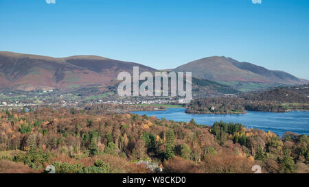 Atemberaubende am späten Nachmittag Herbst Landschaft Bild der Blick von catbells in der Nähe von Derwent Water im Lake District in Richtung Blencathra und Skiddaw p Stockfoto