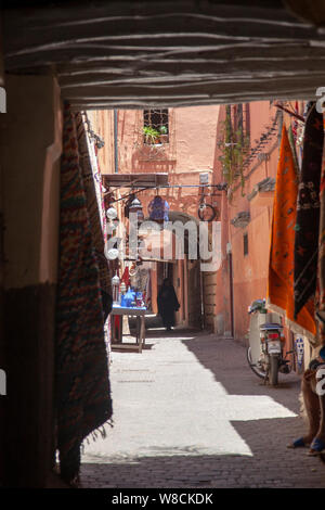 Gasse in der Medina, Marrakesch - Marokko Stockfoto