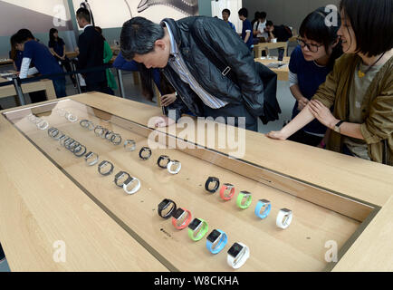 ------ Kunden schauen bei Apple Watch smart Uhren in einem Apple Store in Hangzhou City, East China Zhejiang provinz, 24. April 2015. Asien hat alre Stockfoto