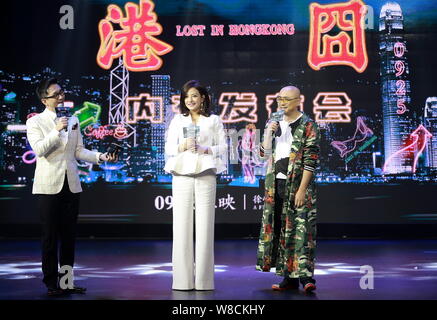 (Von links) Chinesische Schauspieler und Schauspieler Wang Zijian spricht neben Schauspielerin Vicki Zhao Wei, Regisseur und Schauspieler Xu Zheng auf einer Pressekonferenz für Ihre Stockfoto