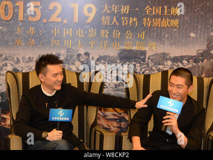 Chinesische Akteure Feng Shaofeng, Links, und Dou Xiao eine Pressekonferenz für ihren neuen Film "Wolf Totem" in Chengdu City, im Südwesten von China Sichuan teilnehmen Stockfoto