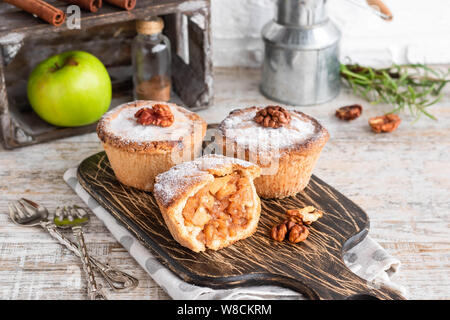 Mürbteig mini-Torte mit Apfel und Walnüsse. Traditionelle amerikanische Dessert Stockfoto