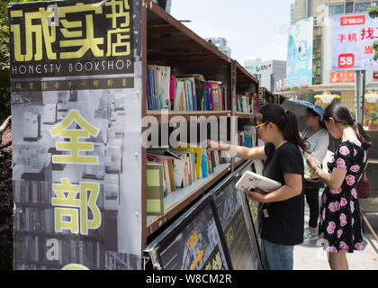 Kunden Shop für Bücher an der staffless Ehrlichkeit Buchhandlung in Nanjing Xinjiekou Straße, Stadt, der ostchinesischen Provinz Jiangsu, 28. Juli 2015. Eine pecul Stockfoto