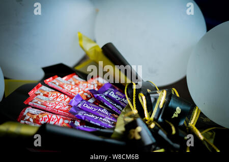 Bangi, Malaysia - 8. August 2019: Ferrero Rocher, Pralinen und Blumen in süßen Blumenstrauß als Geschenk für Feierlichkeiten Hochzeit, Geburtstag, Mutter Stockfoto