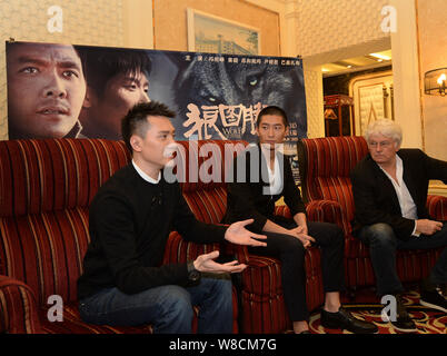 (Von links) der chinesischen Akteure Feng Shaofeng, Dou Xiao und der französische Regisseur Jean-Jacques Annaud nehmen an einer Pressekonferenz für ihren neuen Film "Wolf T Stockfoto