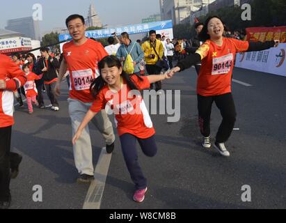 ---- Eine chinesische Paare und ihre einzige Tochter während der Hangzhou International Marathon 2012 in Hangzhou City, East China Zhejiang provinz, Stockfoto