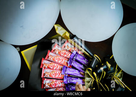 Bangi, Malaysia - 8. August 2019: Ferrero Rocher, Pralinen und Blumen in süßen Blumenstrauß als Geschenk für Feierlichkeiten Hochzeit, Geburtstag, Mutter Stockfoto