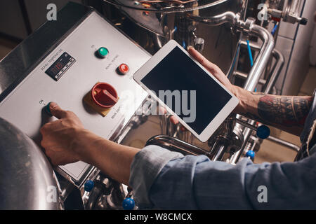 Der Mensch macht Bier Brauerei Verarbeitung im Werk Schuß in Nahaufnahme. Stockfoto