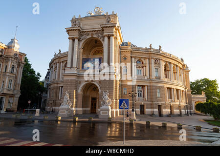Ukraine, Odessa, Lanzheronivska Straße, 13. Juni 2019. Vorderansicht des Theater für Oper und Ballett in den frühen Morgenstunden an einem sonnigen Tag. Stockfoto