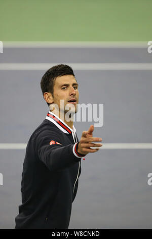 Novak Djokovic aus Serbien reagiert nach dem Sieg über Martin Klizan der Slowakei in der zweiten Runde der Männer singles während der 2015 Shanghai Ro Stockfoto