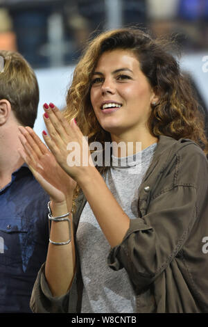 Französischen Tennisspieler Jo-Wilfried Tsonga's Freundin Noura applaudiert, nachdem ihr Freund besiegen Rafael Nadal aus Spanien in ihrem Halbfinale von t Stockfoto