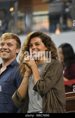 Französischen Tennisspieler Jo-Wilfried Tsonga's Freundin Noura reagiert, nachdem ihr Freund besiegen Rafael Nadal aus Spanien in ihrem Halbfinale der Stockfoto