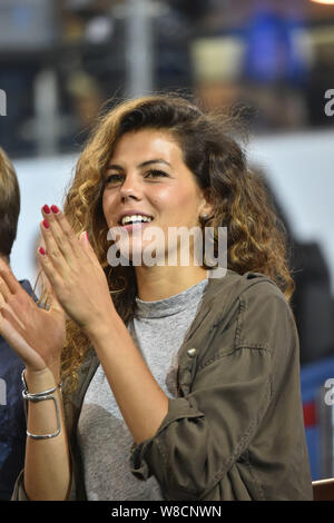 Französischen Tennisspieler Jo-Wilfried Tsonga's Freundin Noura applaudiert, nachdem ihr Freund besiegen Rafael Nadal aus Spanien in ihrem Halbfinale von t Stockfoto