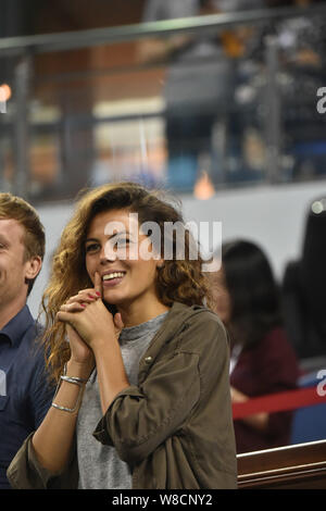 Französischen Tennisspieler Jo-Wilfried Tsonga's Freundin Noura reagiert, nachdem ihr Freund besiegen Rafael Nadal aus Spanien in ihrem Halbfinale der Stockfoto