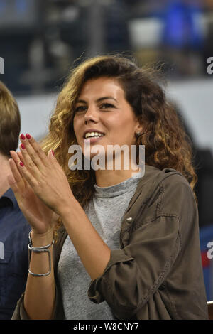 Französischen Tennisspieler Jo-Wilfried Tsonga's Freundin Noura applaudiert, nachdem ihr Freund besiegen Rafael Nadal aus Spanien in ihrem Halbfinale von t Stockfoto