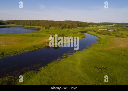 Blick auf das Tal des Flusses Sorot auf einem sonnigen Juni morgen (geschossen von einem quadrocopter). Mikhailovskoye, Puschkin Berge Stockfoto