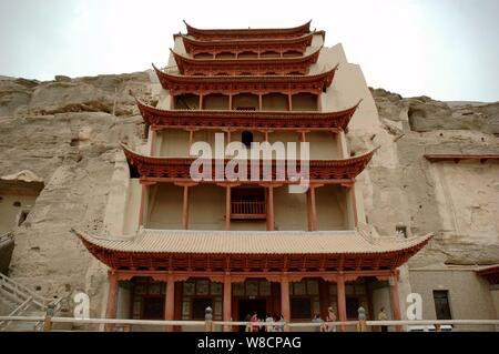 ---- Blick auf die Mogao Grotten oder Mogao Grotten in Dunhuang Stadt im Nordwesten der chinesischen Provinz Gansu, den 4. August 2005. Die Mogao Grotten, es gibt stat Stockfoto