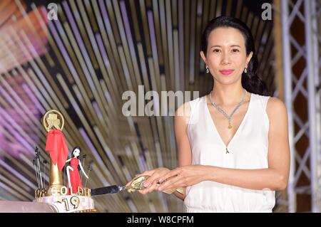Hong Kong Sängerin und Schauspielerin Karen Mok stellt während einer Pressekonferenz für ihr Konzert Tour in Hong Kong, China, 2. Juni 2015. Stockfoto