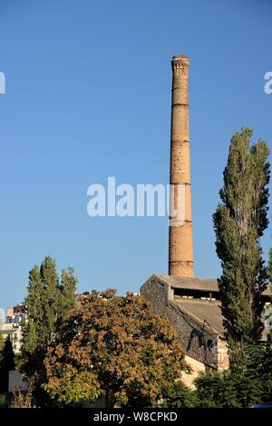 Alte Kamin Zugehörigkeit zu einer Ölmühle Fabrik, die auch Seife, in Heraklion, Kreta, Griechenland produziert. Stockfoto