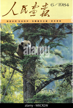 Diese Abdeckung der China Bildhafte im Juni 1984 verfügt über ein riesiger Panda auf einen Baum. Stockfoto