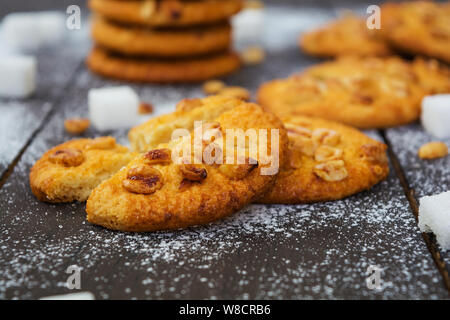 Cookies mit Erdnüssen auf dunklem Hintergrund Stockfoto