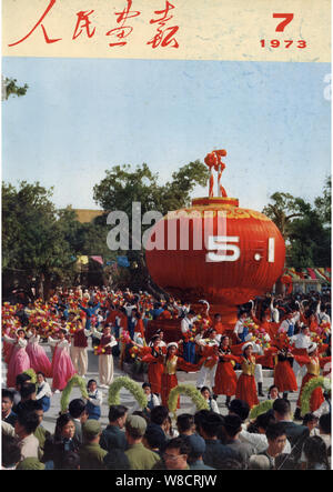 Diese Abdeckung der China Bildliche herausgegeben im Juli 1973 verfügt über eine Parade am 1. Mai. Stockfoto