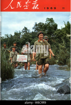 Diese Abdeckung der China Pictorial 11 Ausgabe 1969 bietet chinesische Mitglied der Kommunistischen Partei Ma Yi, Front, und Ihr medizinisches Team in der Bergregion o Stockfoto